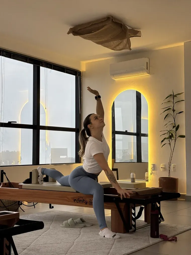 Reformer diante da janela em arco